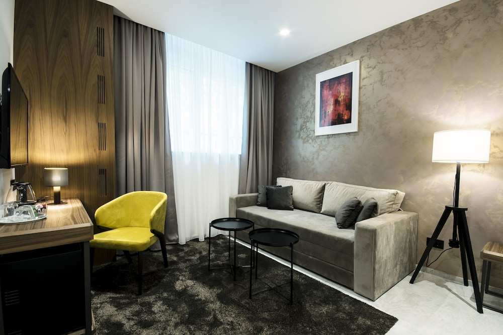 Deluxe Suite - Photo 5