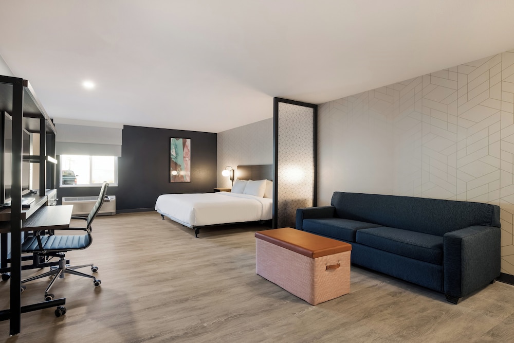 Suite, 1 King Bed, Accessible, Non Smoking photo 3