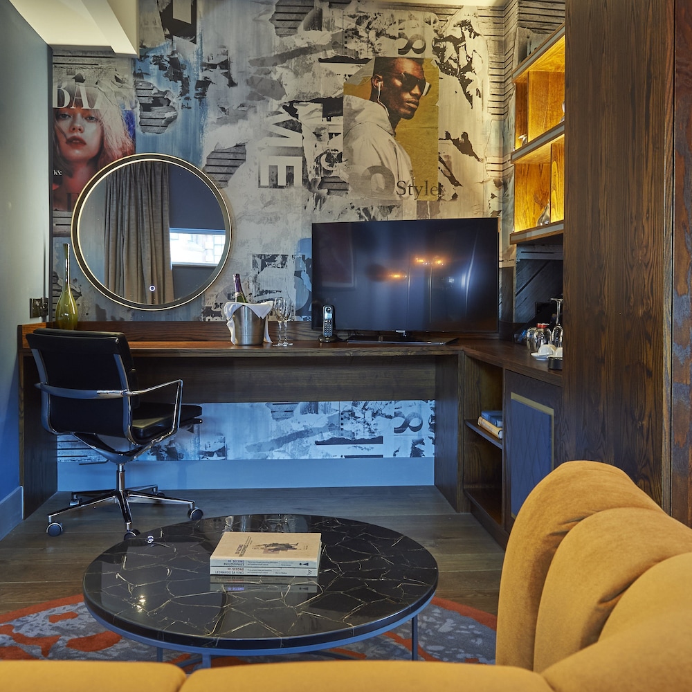 Corner Suite - Photo 7