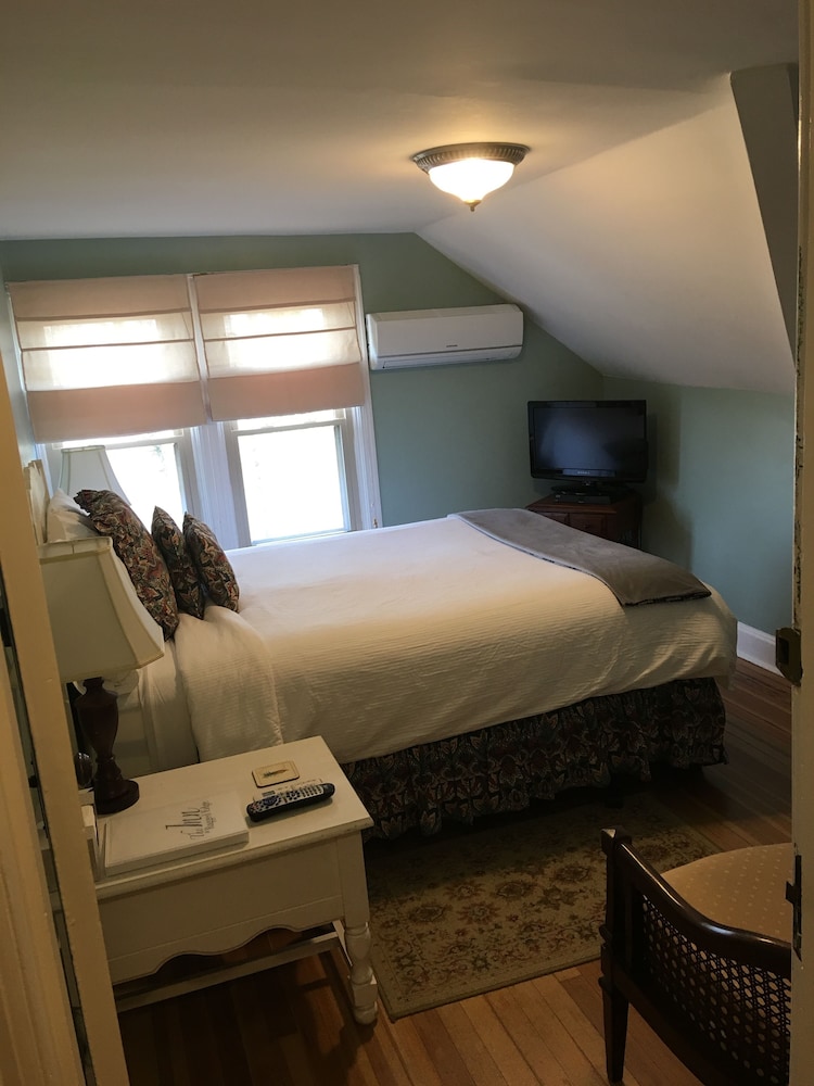 Signature Room, 1 Queen Bed ( Rae's Creek) photo 1