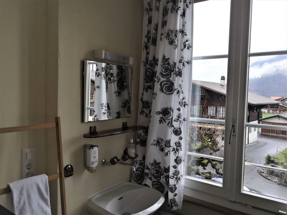 Economy Single Room, 1 Twin Bed, Bathtub, Mountain View photo 2