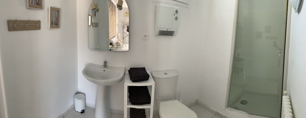 Standard Double Room, Private Bathroom - Photo 9