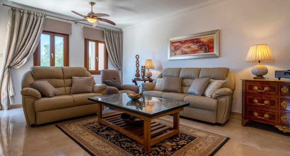 Villa photo 1
