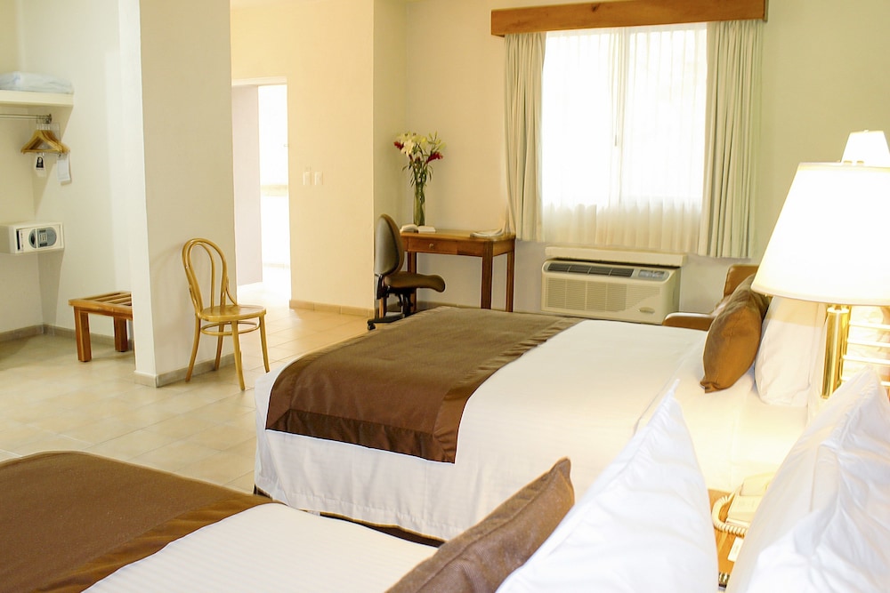 Suite, 2 Double Beds, Non Smoking - Photo 2
