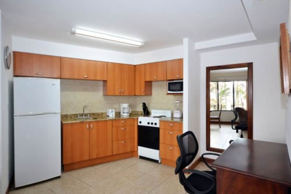 Family Suite, 2 Bedrooms, Kitchen, City View photo 2