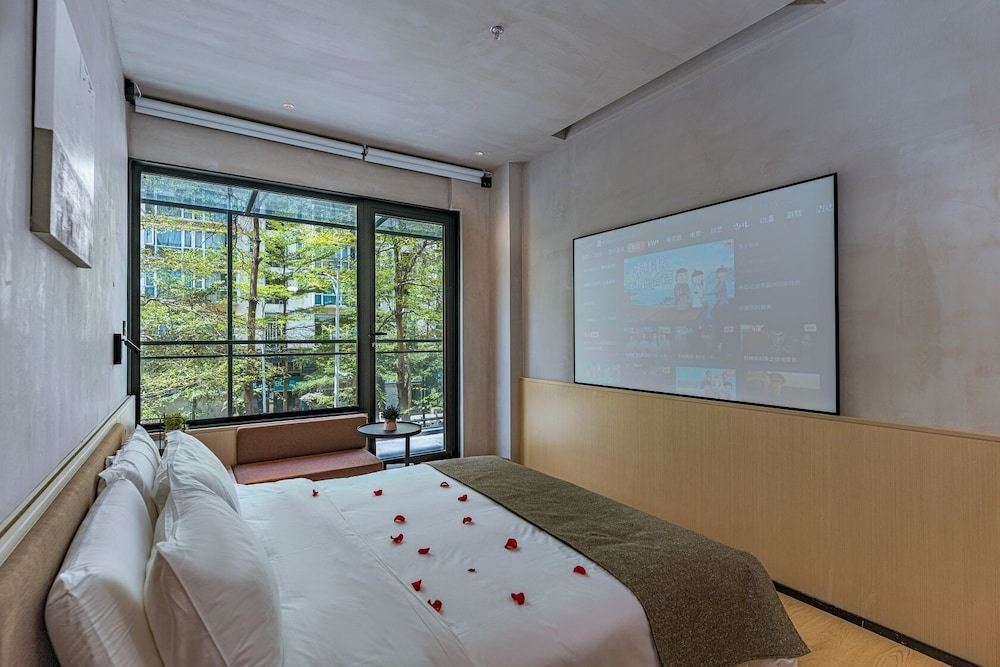 Premium Cinema Double Bed Room - Great Screen Projector