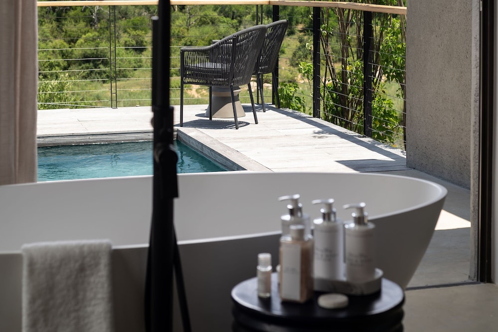 Luxury Suite, 1 King Bed, River View - Photo 7