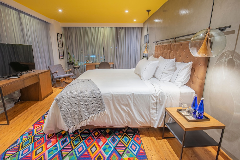 Standard Room, 1 King Bed photo 2