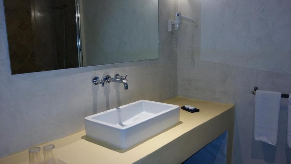 Standard Double Room - Photo 7