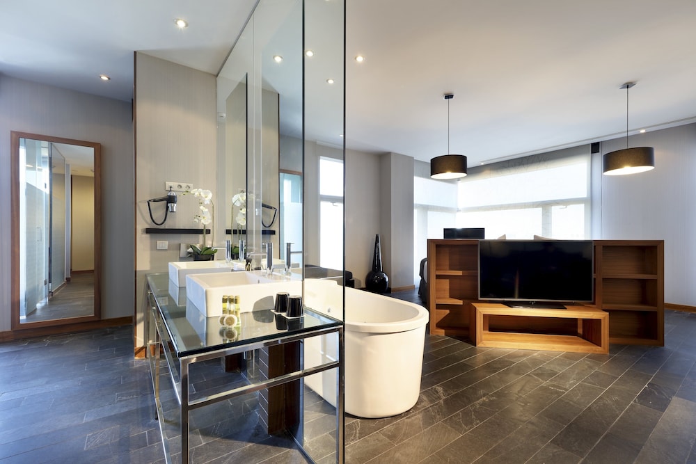 Suite - Photo 1