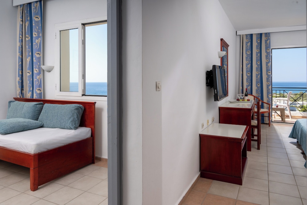 Family Room, Sea View - Photo 4