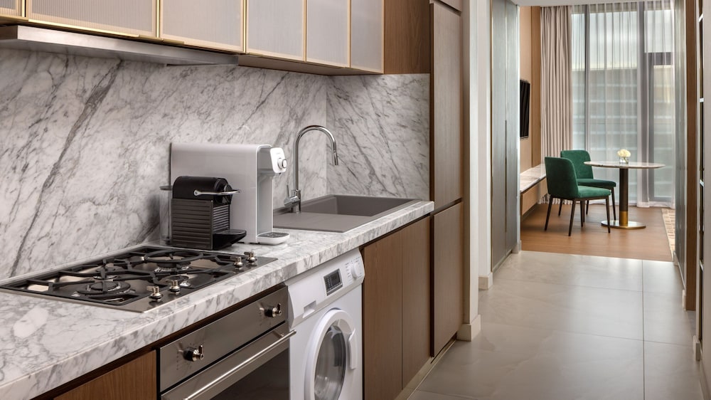 Studio, 1 King Bed, Balcony, City View (Kitchenette, High Floor)