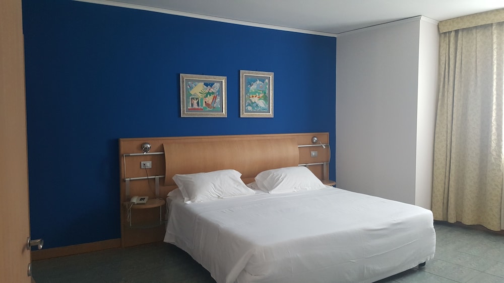 Standard Double or Twin Room, 1 Double or 2 Twin Beds, Bathtub, Garden View photo 3