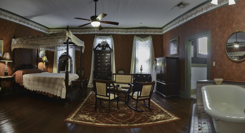Romantic Double Room, 1 Queen Bed (Ribbons and Roses) photo 1