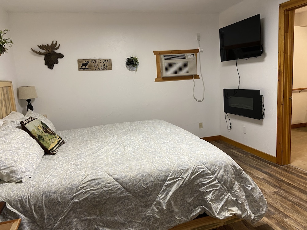 Basic Room, 1 King Bed, Accessible photo 3