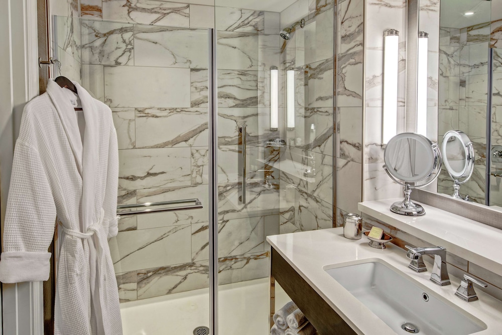 ADA Accessible, Executive Room, 1 King Bed, Accessible (Executive Level, Hearing) - Photo 8