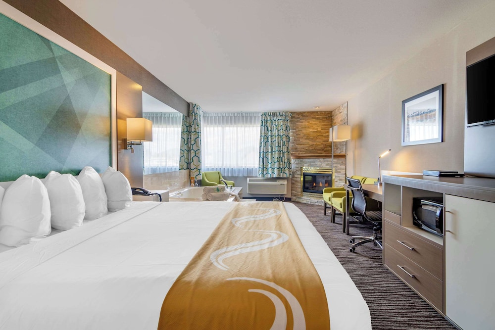 Standard Room, 1 King Bed with Jacuzzi, Non Smoking photo 2