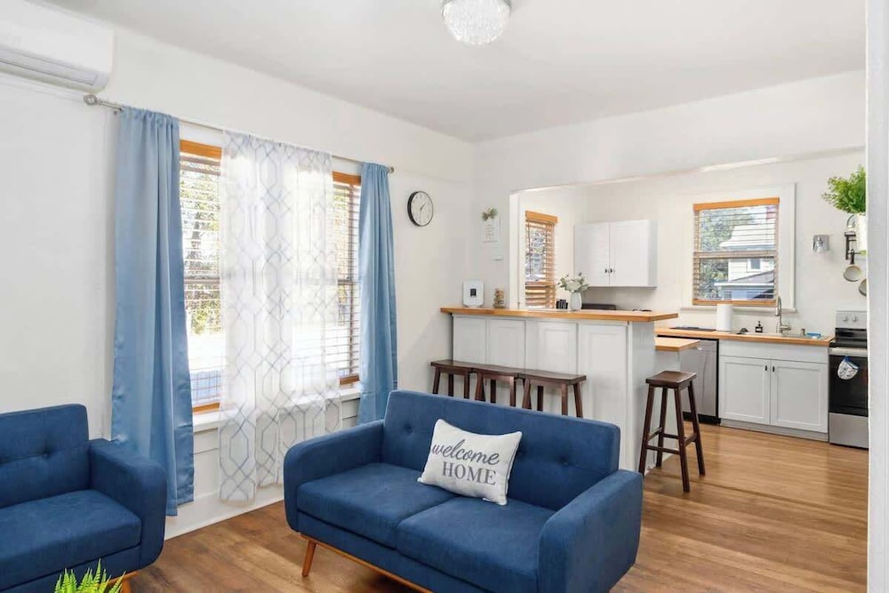 House, Multiple Beds, Kitchen, Garden View (728 Johnson Ave)