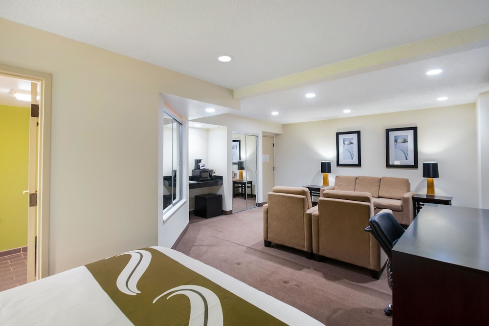 Suite, 1 Queen Bed, Non Smoking - Photo 3