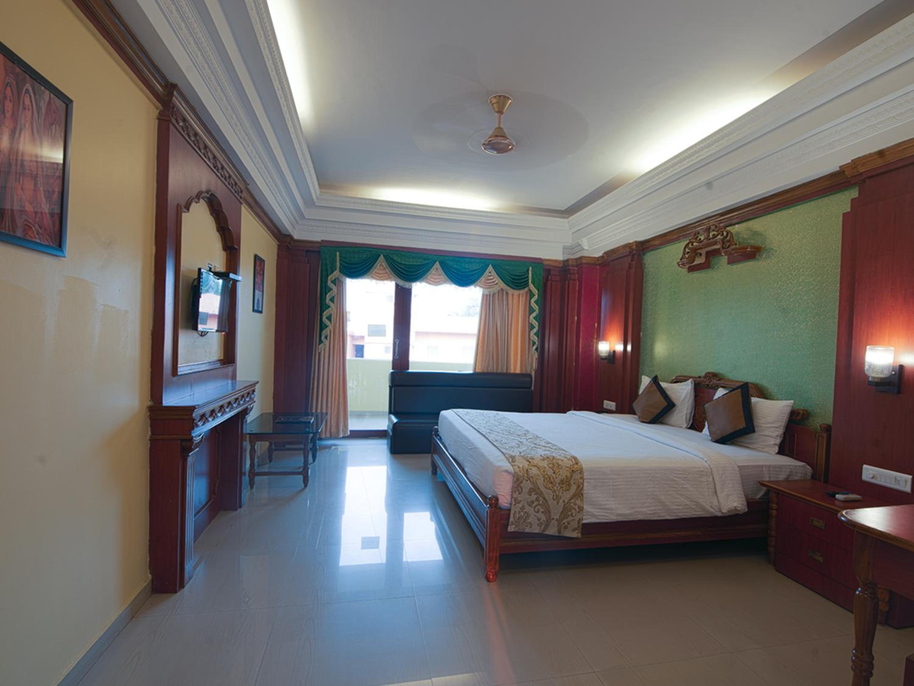 Deluxe Double Room with Balcony photo 2