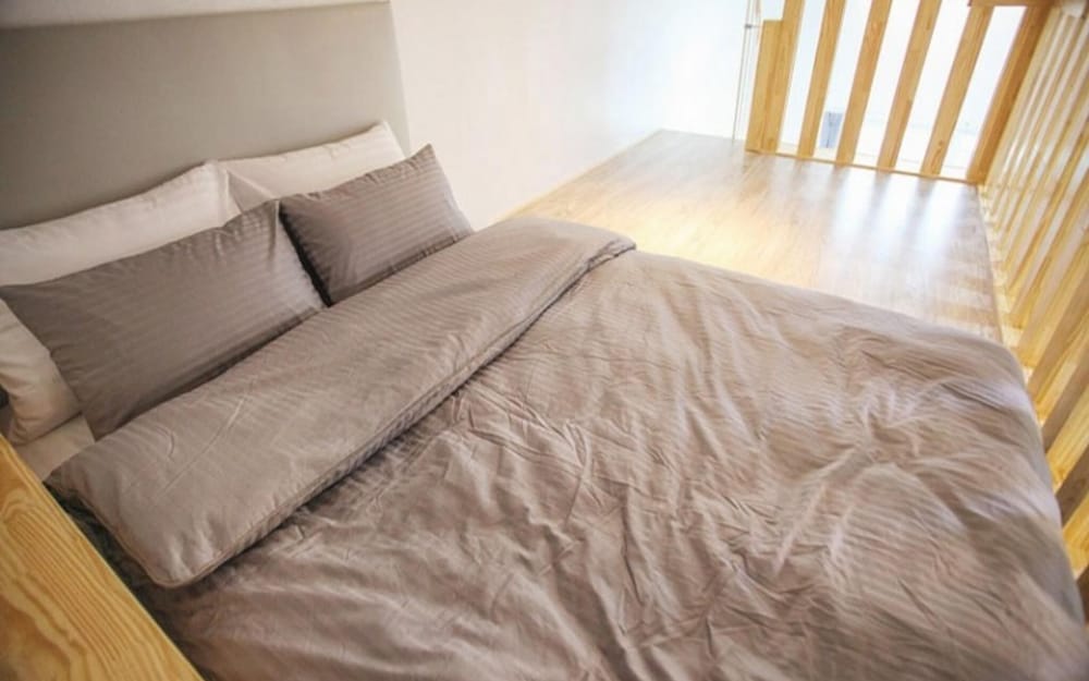 Room (ROOM402)