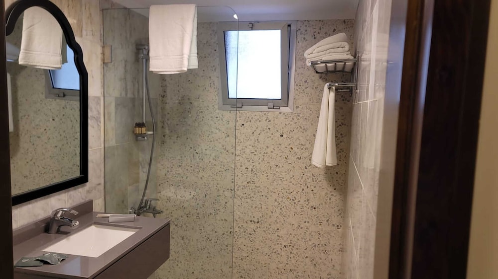 Deluxe Double or Twin Room - Photo 12
