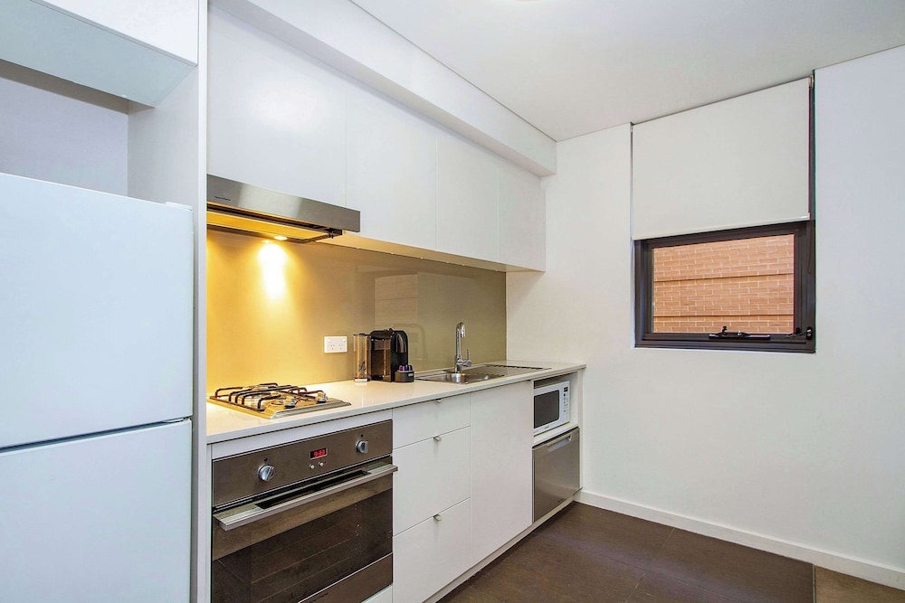 Suite, Non Smoking, City View (1 Queen Bed & 2 Twin Beds) photo 2