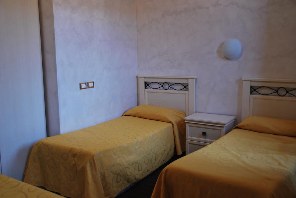 Standard Triple Room - Photo 8