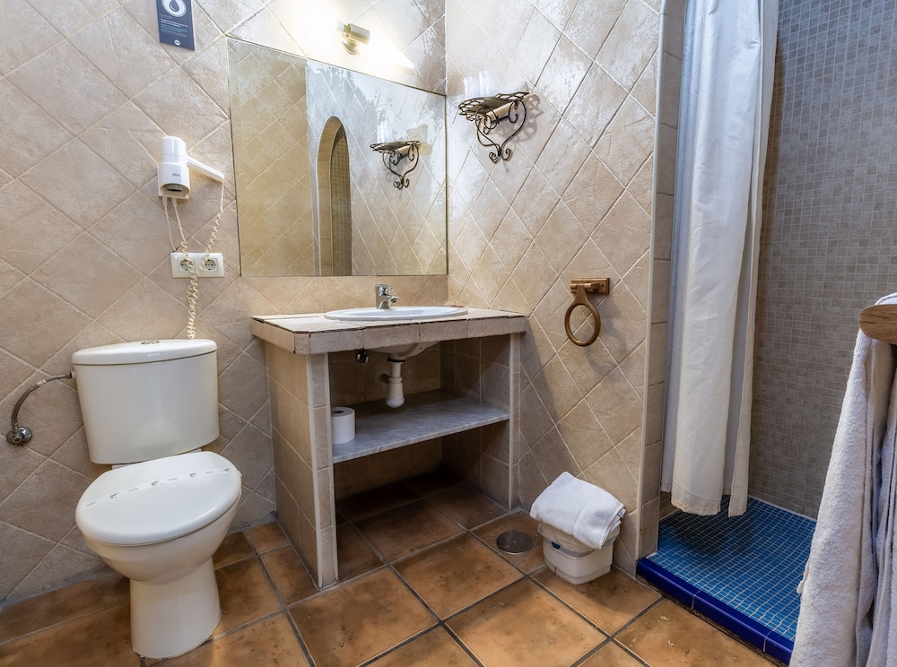 Superior Double or Twin Room - Photo 12