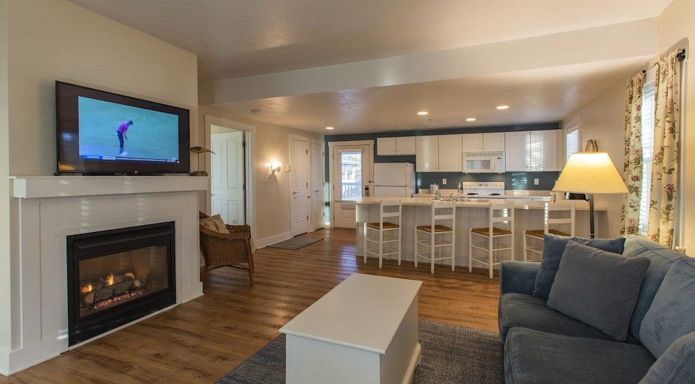 Premium Suite, 1 King Bed, Fireplace photo 1