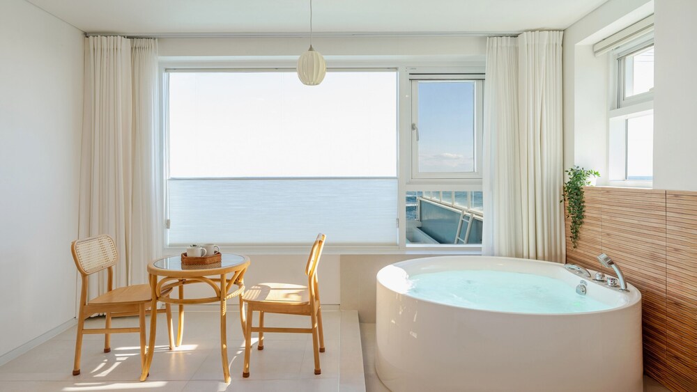 Basic Room, 1 Bedroom (Room 203 (Oceanview/Spa)) photo 1