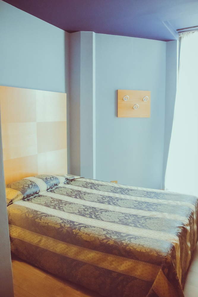 Standard Single Room - Photo 2