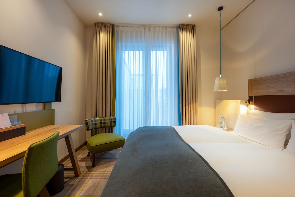 Standard Room, 1 Queen Bed photo 2
