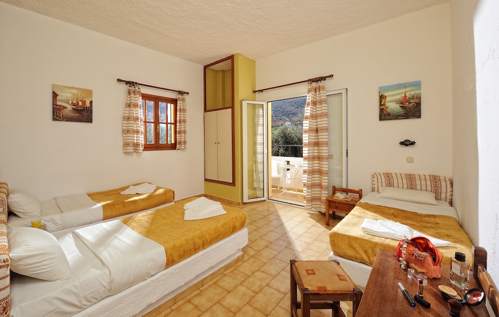 Studio, 3 Twin Beds