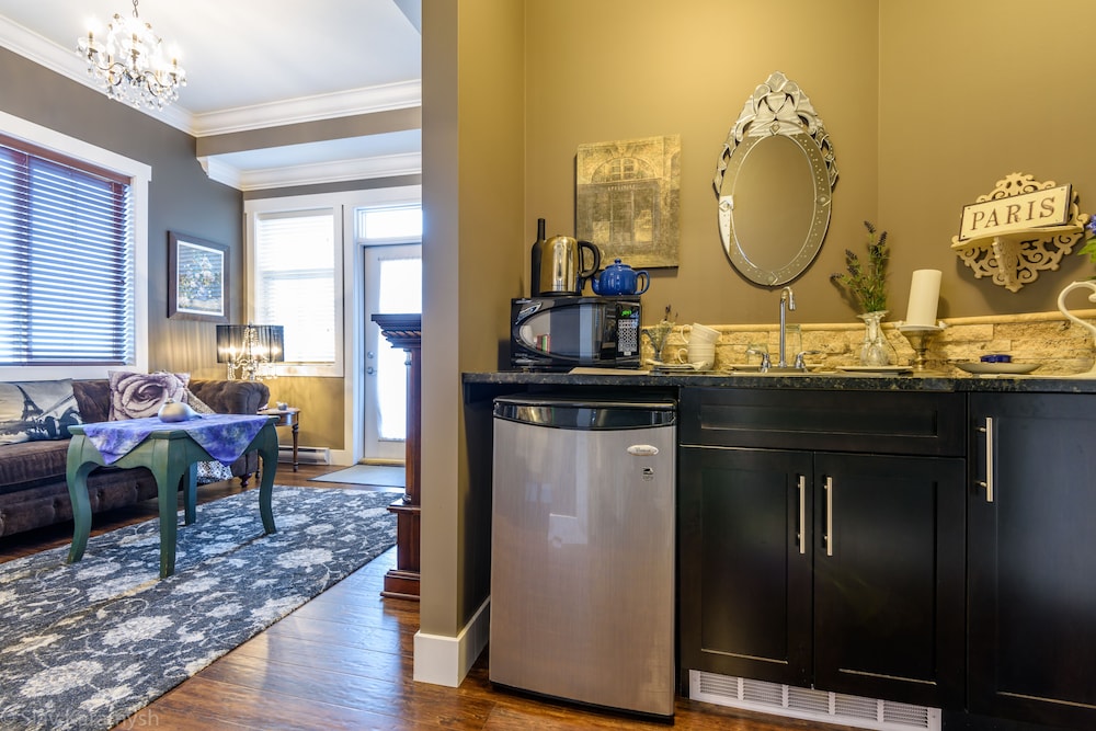 The "Midnight In Paris" Suite photo 2