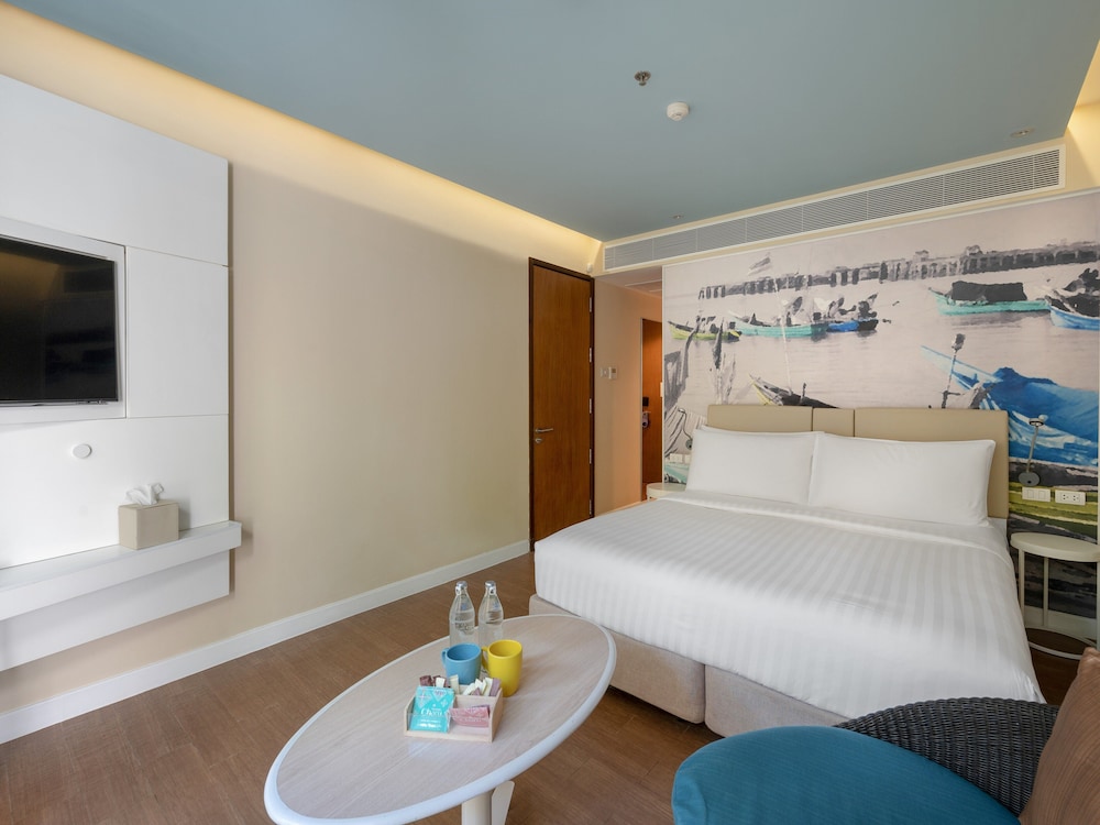 Deluxe Room, 1 King Bed photo 2