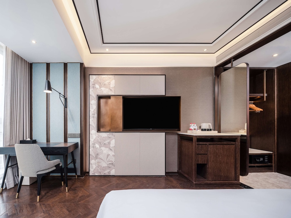 Basic Room, 1 King Bed