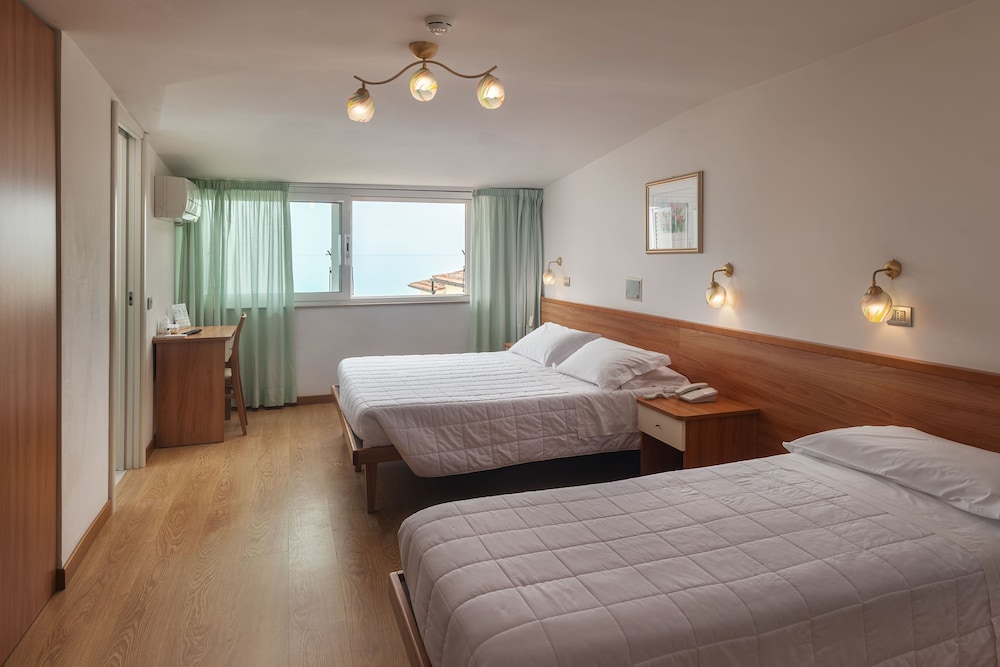 Room, Sea View (no Balcony) photo 3