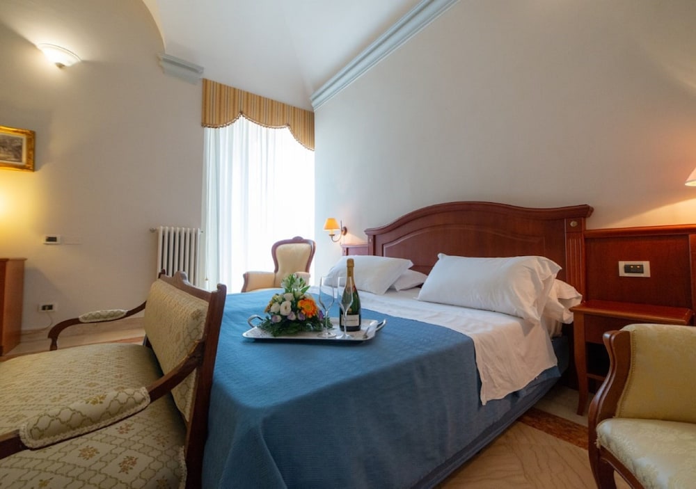 Junior Double or Twin Room - Photo 1