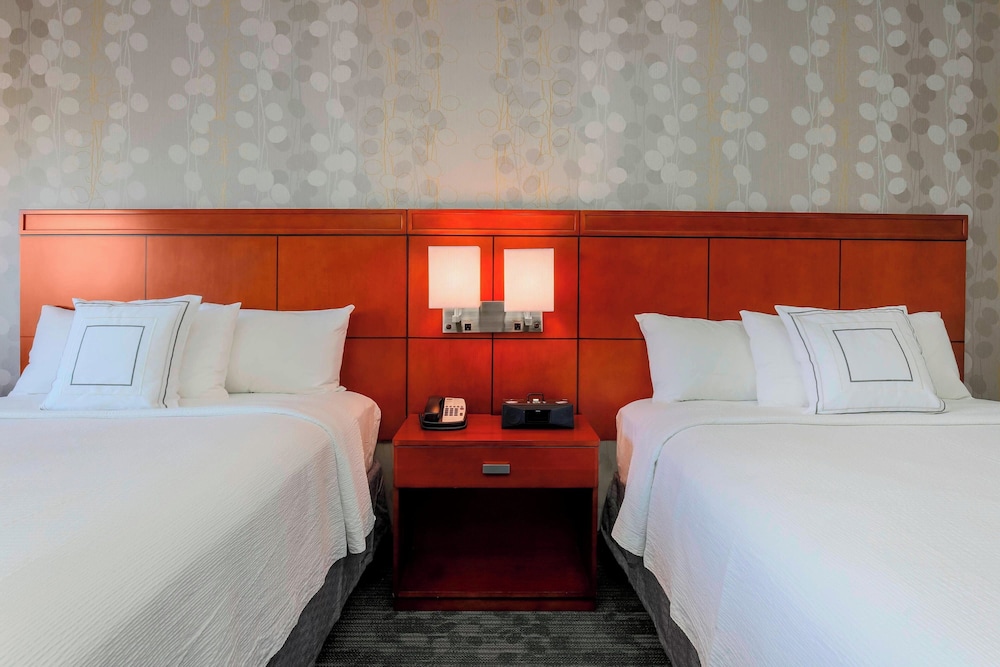 Room, 2 Queen Beds (Mobility/Hearing Accessible, Tub) - Photo 1