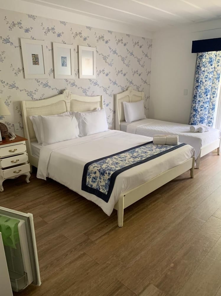 Deluxe Room, 1 Bedroom, Pool View photo 3
