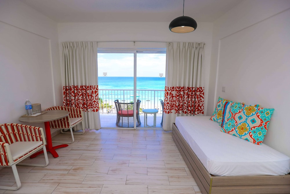Room, 1 King Bed, Beach View photo 3
