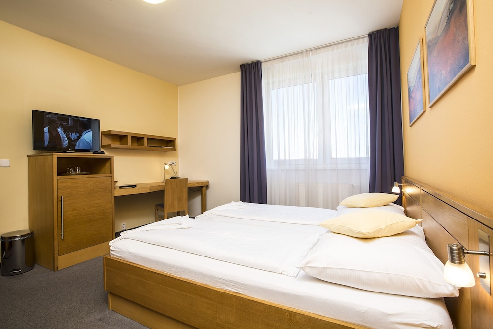 Business Double Room Single Use photo 2