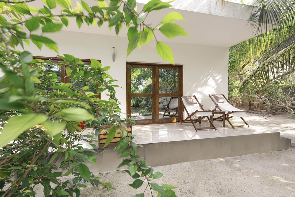 Superior Bungalow, 1 King Bed, Refrigerator, Partial Ocean View