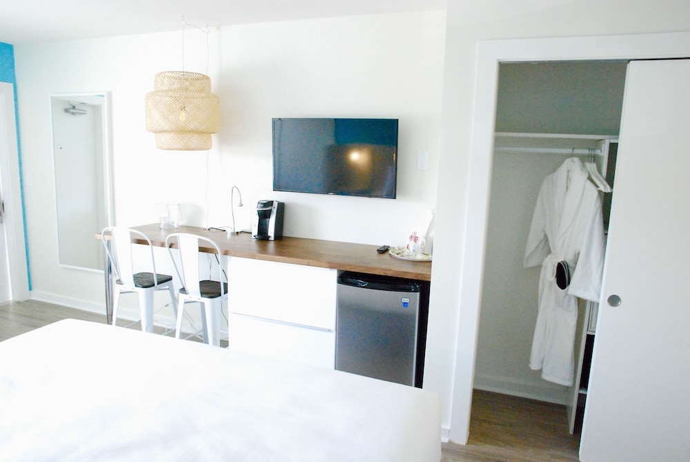 Standard Room, 1 King Bed photo 2