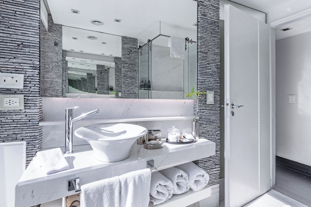 Luxury Suite thumbnail 5