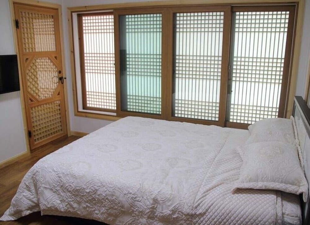 Room (Moonlight Love) photo 1