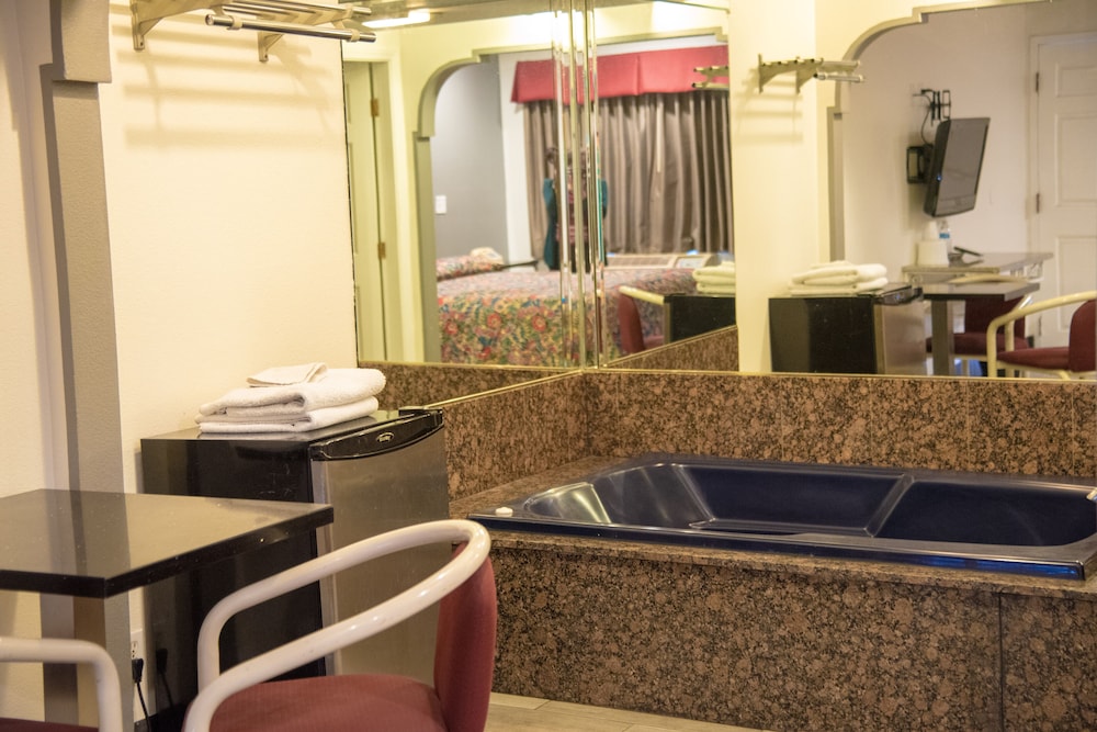 Room, 1 King Bed, Non Smoking, Jetted Tub