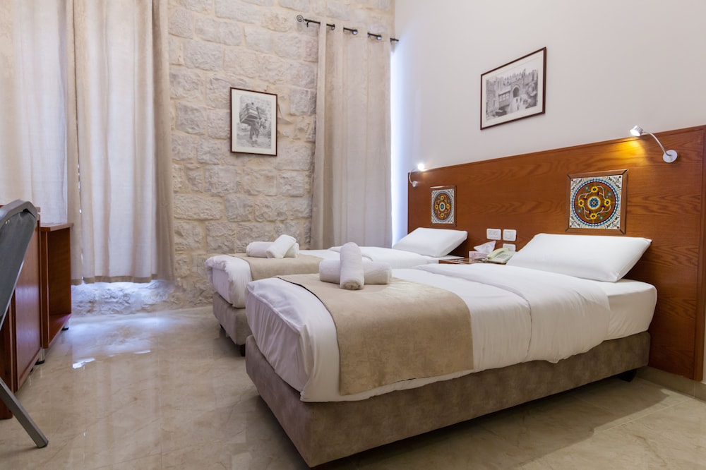 Suite, 2 Bedrooms, Balcony - Photo 2