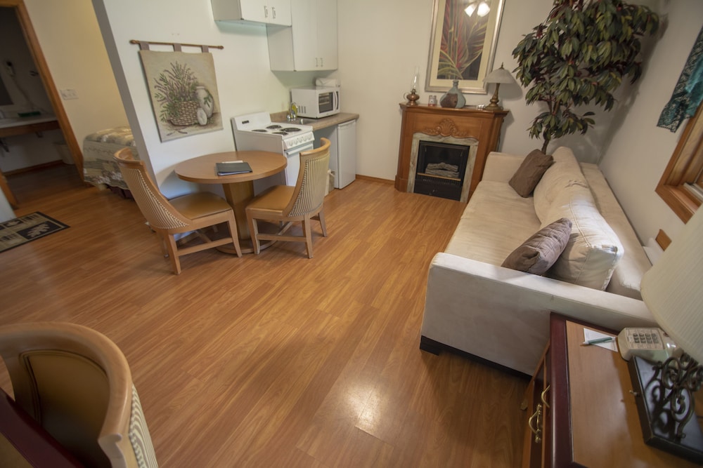Suite, 1 Queen Bed with Sofa bed, Kitchenette, Ground Floor